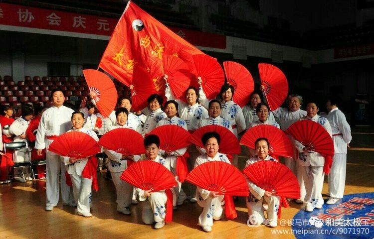 (八)12月16日早上7点会员们在极度寒冷的天气里排练集体太极拳26式