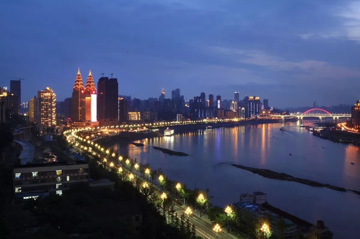 重庆长江黄金邮轮是现在长江上按国际五星级标准打造和经营的邮轮.
