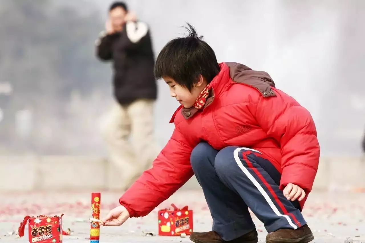 平常冷冷清清的比不上城市 但是一到过年,家家户户张灯结彩 放鞭炮