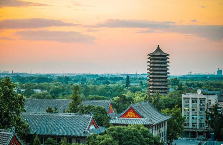 博雅塔 位于北京大学未名湖旁的博雅塔.