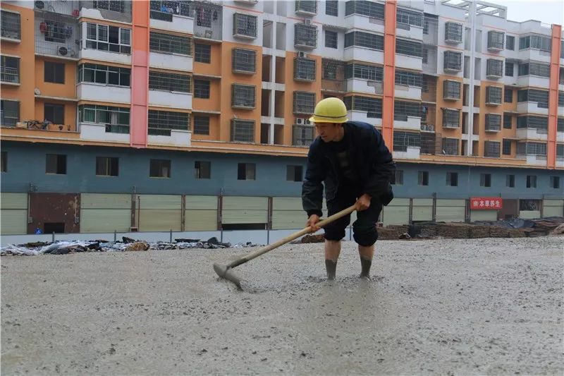 李泽益在工地上赤脚拌匀混凝土