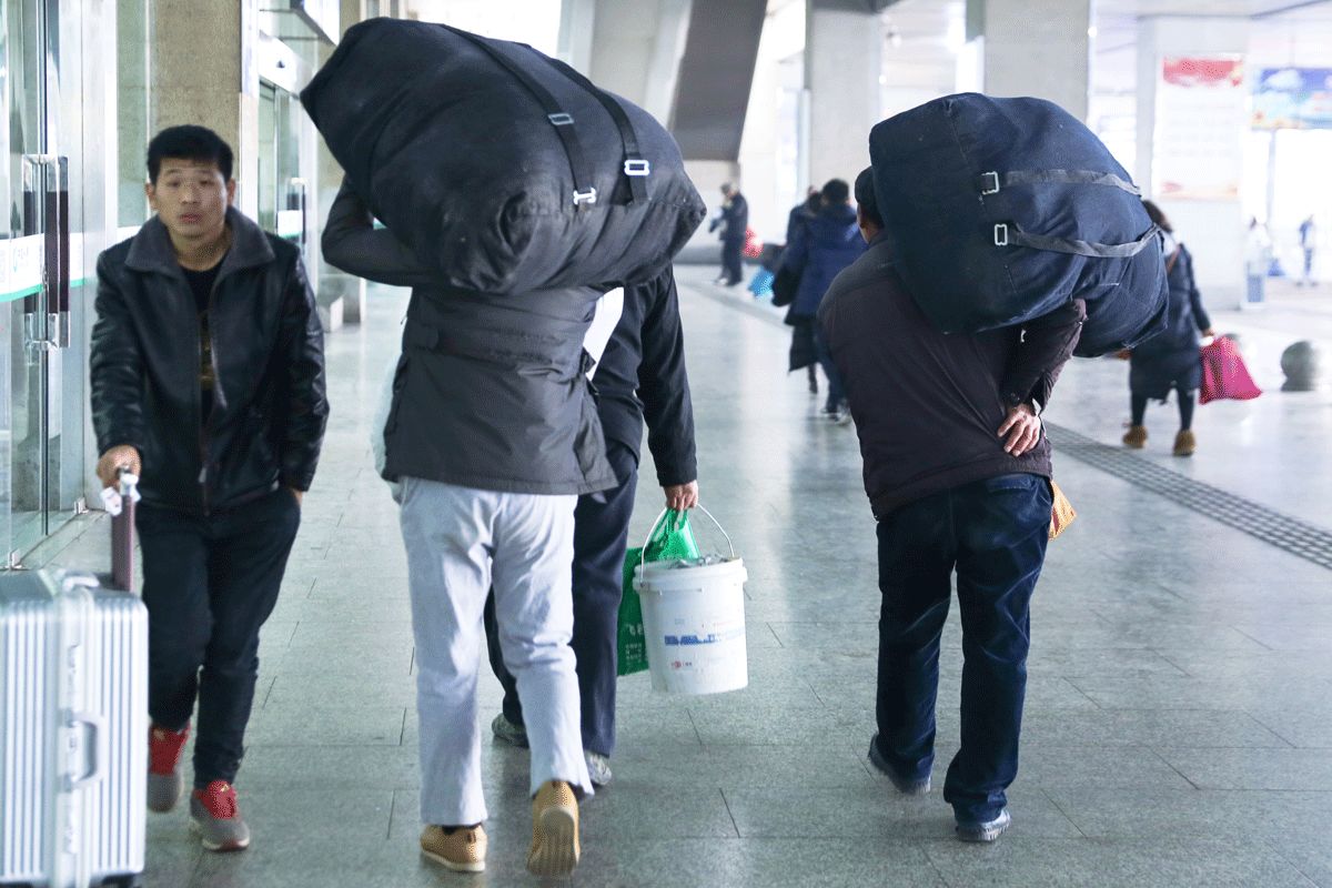 城市打工者 未结工资 无奈返乡 大包小包,扛在肩上,拎在手里,人群中