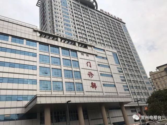 前来医院就医的患者 排成了长龙 其中不少是小孩 贺州市人民医院