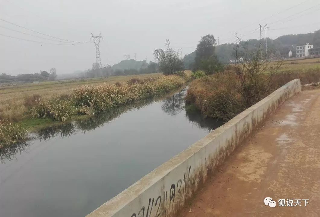 我的家乡是在湖南邵东县黑田铺下面的一个小乡村.