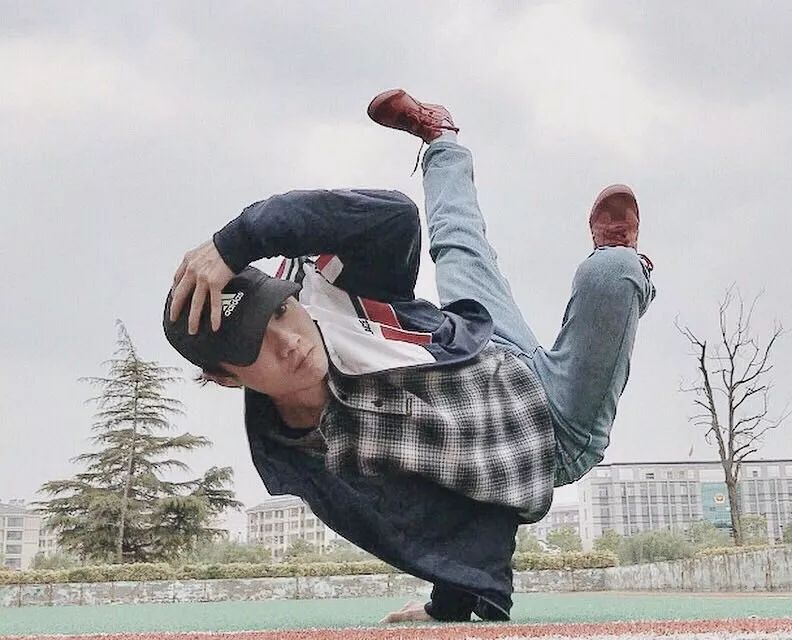 bboy汇集十林君用freeze迎街舞元年街舞照片墙