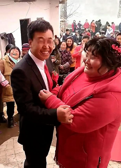 农村瘦小伙娶了位220斤的胖姑娘,网友说:使劲折腾吧!