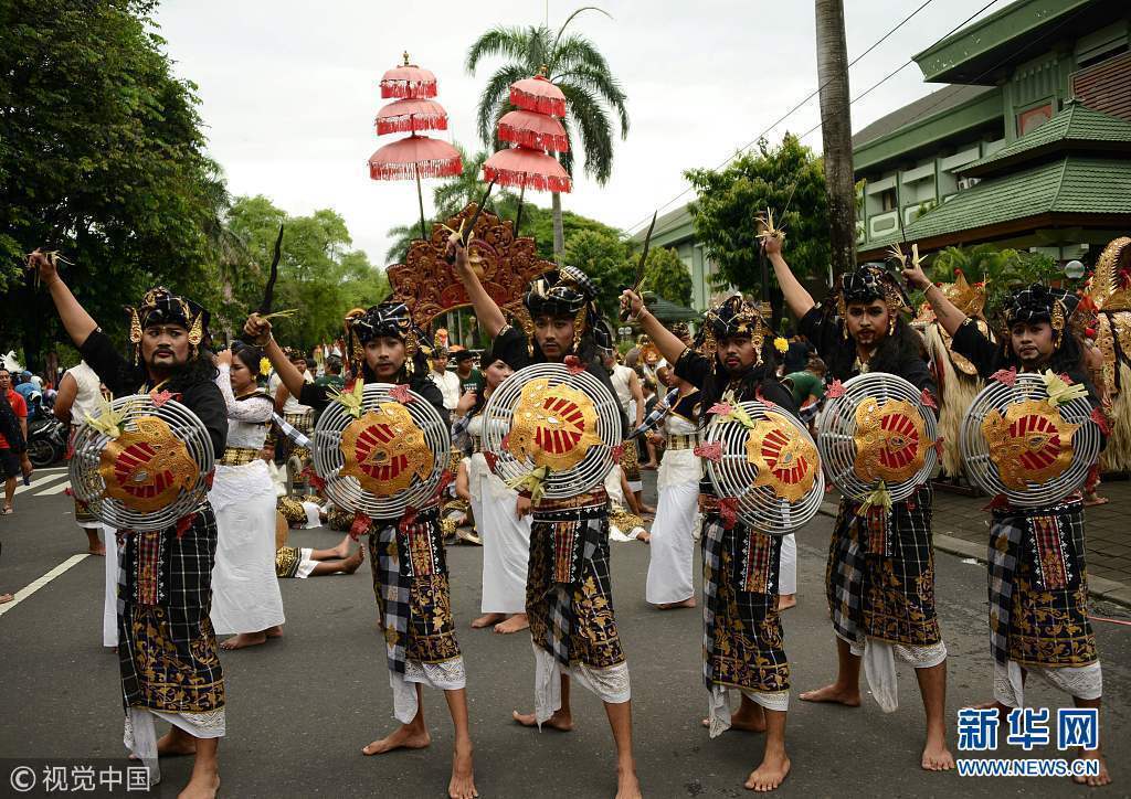 印尼民众游行热舞迎新年