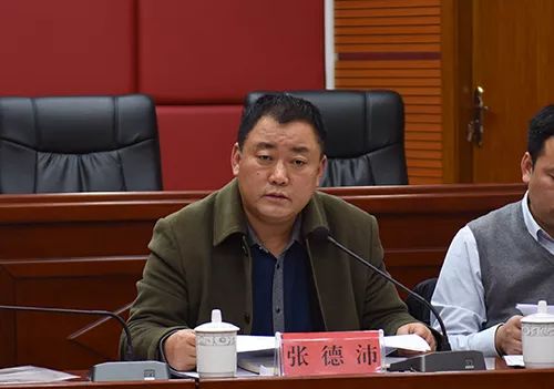 县委副书记,县人民政府县长,县高速公路建设指挥部指挥长龙群跃出席