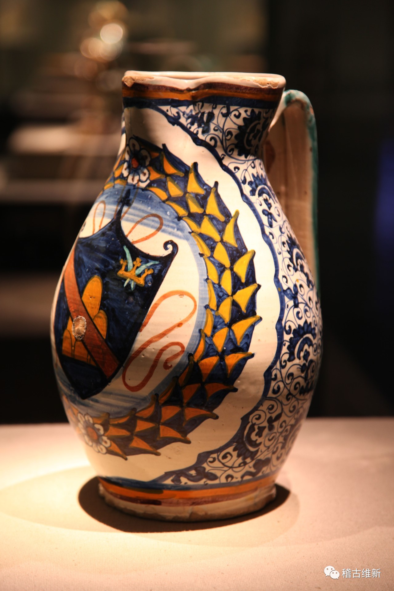 文艺复兴时期,将纹章图案烧制于定做的马约里卡陶器上作为身份的象征