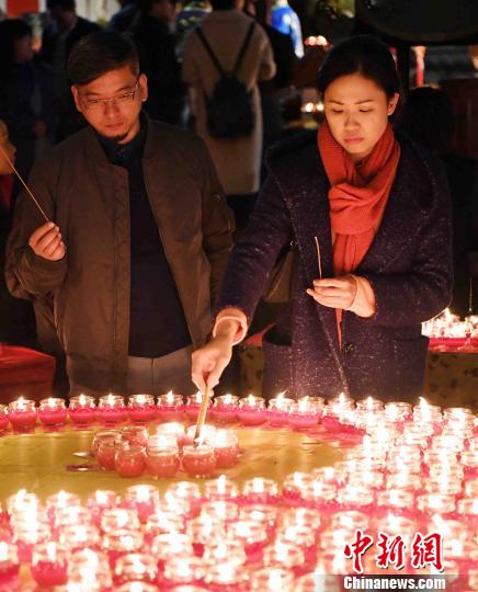 两岸同宗同文,都是一家人,借这个机会为两岸同胞祈福,祝愿在新年里