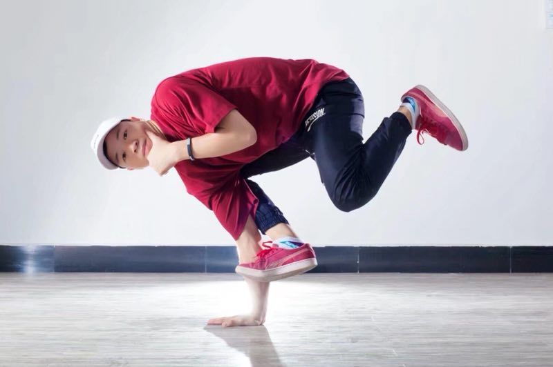 bboy汇集十林君用freeze迎街舞元年街舞照片墙