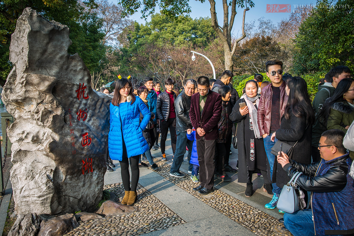 "杭州西湖"这四个字应该是来西湖旅游的游客最喜欢合影的地方.