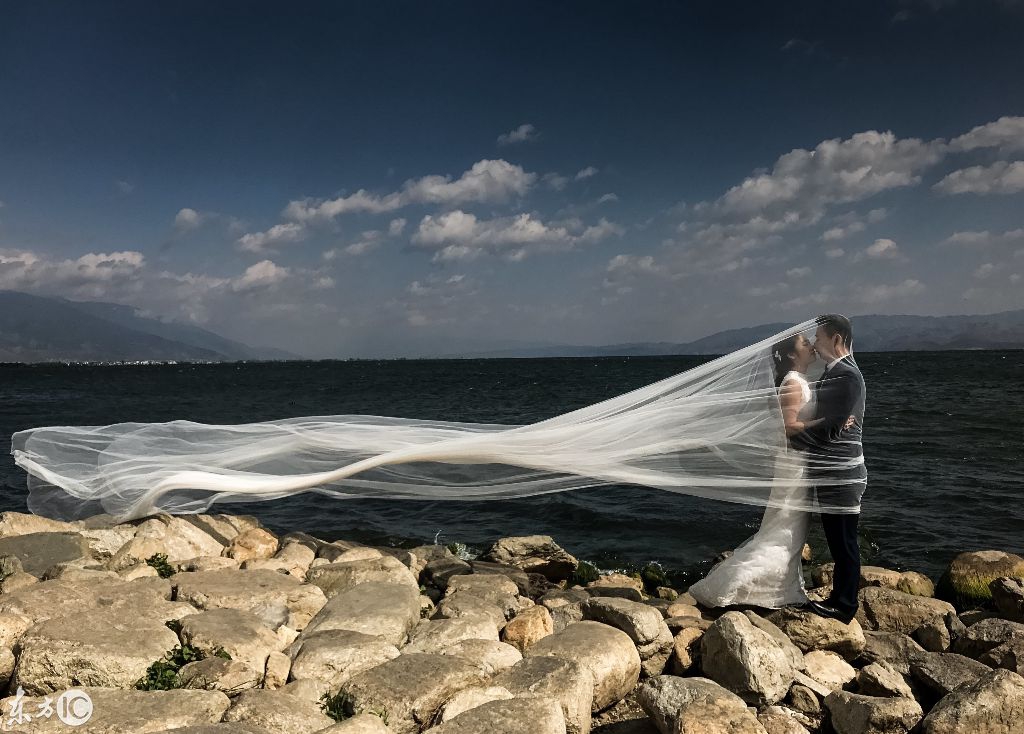 图为一对年轻人以洱海为背景,拍摄唯美婚纱照.(图片来自东方ic)
