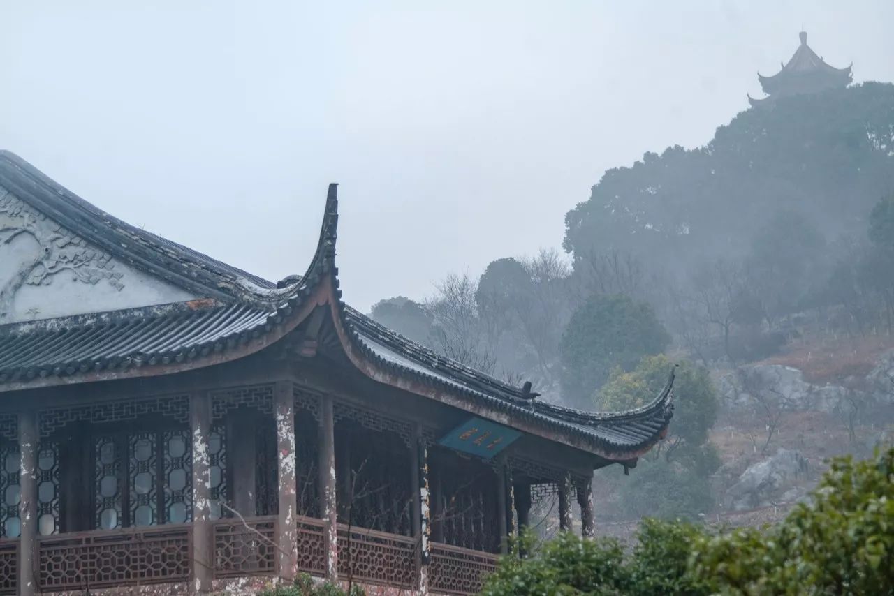 雨纷纷,旧故里草木深,我听闻,你始终一个人.