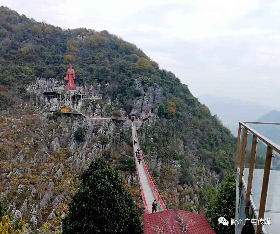 旅游 正文  天脊龙门玻璃栈道位于景区的一步通仙桥附近,架空在1100米