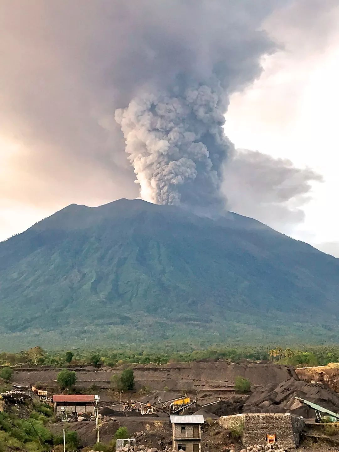 每年50-70座火山喷发 2018,仍无例外 (2017年11月27日巴厘岛阿贡火山