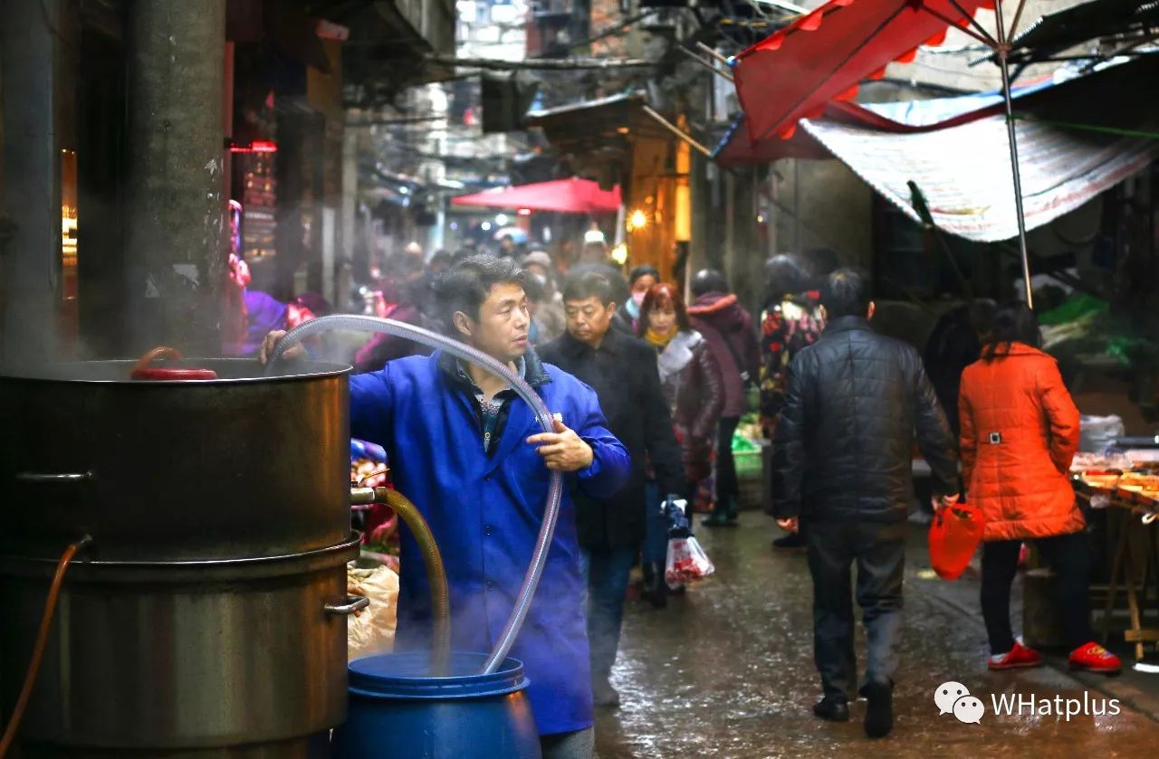 长堤街长堤街的风,永远是不急不缓地吹着,高围墙,木屋檐,石板路,多年