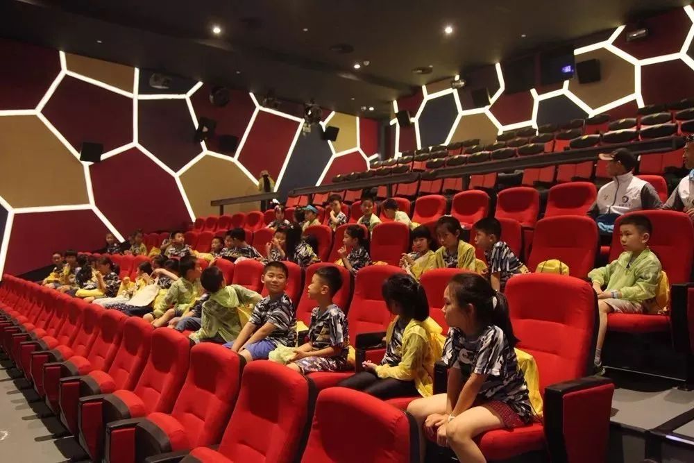 旅游 正文  4d电影院 拥有60个4d动感座位 座椅以气动为动力 具有喷水