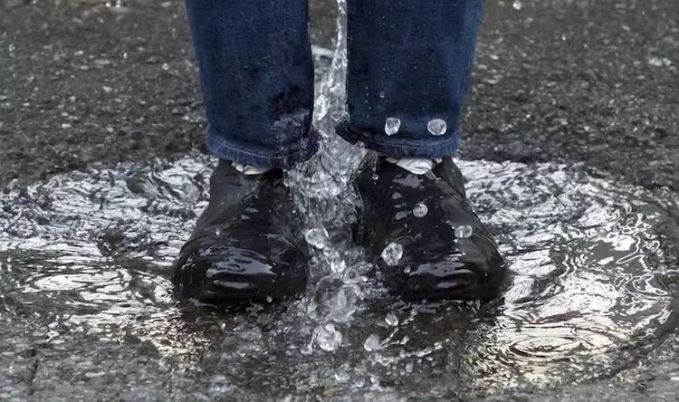 担心雨天鞋子打湿弄脏?这款乳胶雨袜可以一试|这个设计了不起