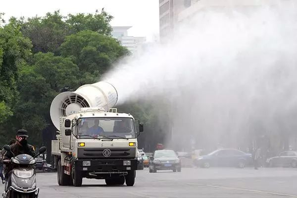 宣称有强大喷雾降尘作用的"雾炮车,图/ic 为了防止过往车辆扬尘,治污