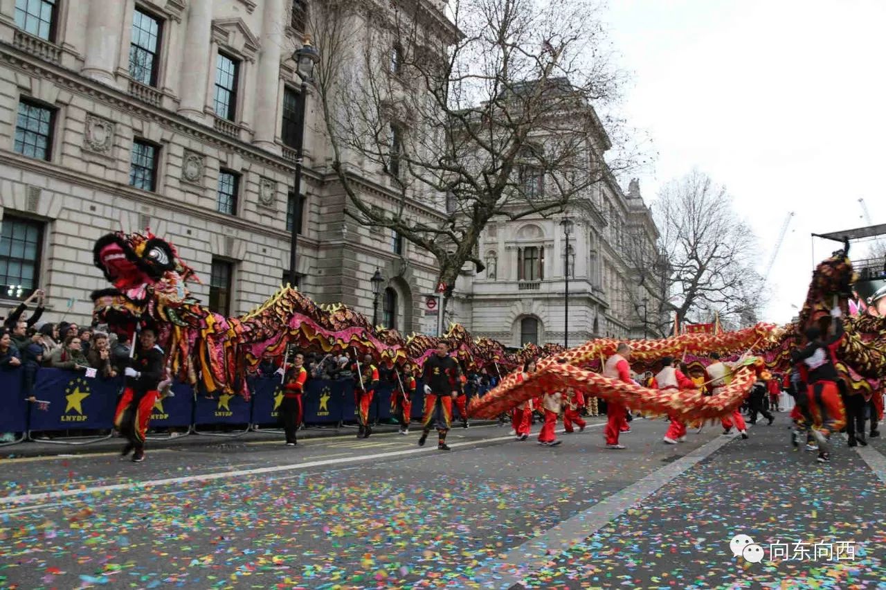 英国伦敦华埠商会35米金龙现身2018伦敦新年大巡游