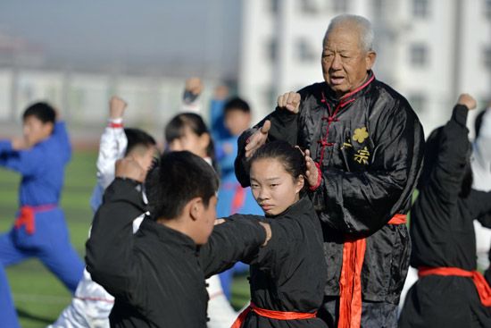 12月25日,梅花拳拳师王尚信在广宗县第二中学指导学生练习梅花拳.