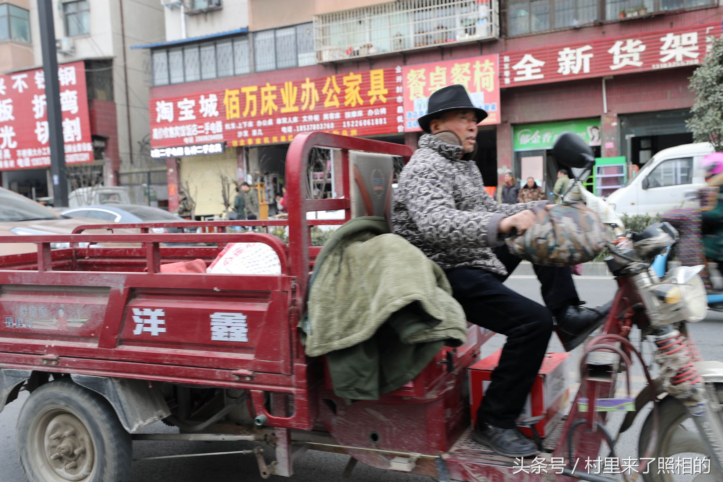 穿梭于大街小巷的收废品的老大爷,生活虽然是苦点累点,但收益还是很可