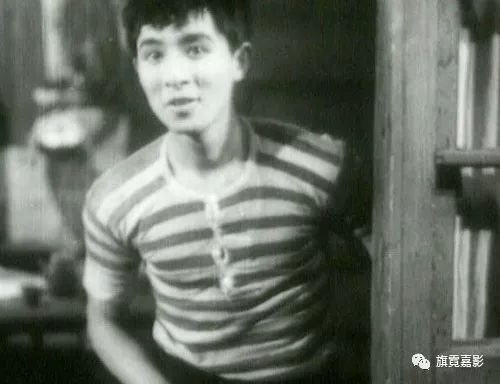 《马路天使》(1937)是由袁牧之自编,自导,赵丹,魏鹤龄,周璇和赵慧深