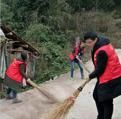 龙庭乡午台山村 活动中,志愿者在村活动室设立扶贫义务理发站,贫困户