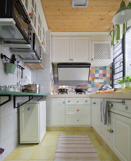 图中豆绿色的橱柜色调鲜明设计应该是这幅1米宽小阳台改厨房图中最