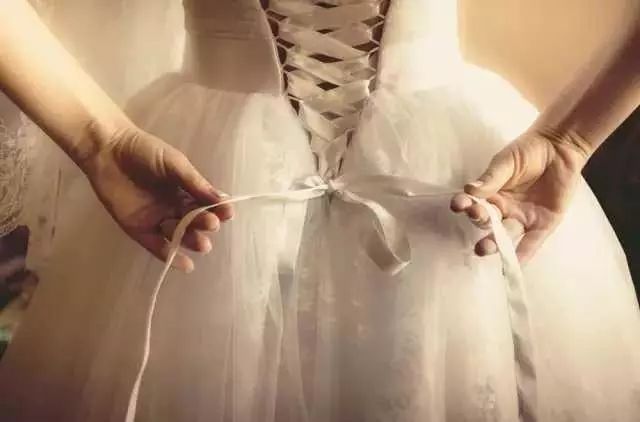 2017年最新款式婚纱_我们盘点了2017年8对明星的婚礼,告诉你怎么穿婚纱更高级|沾喜气