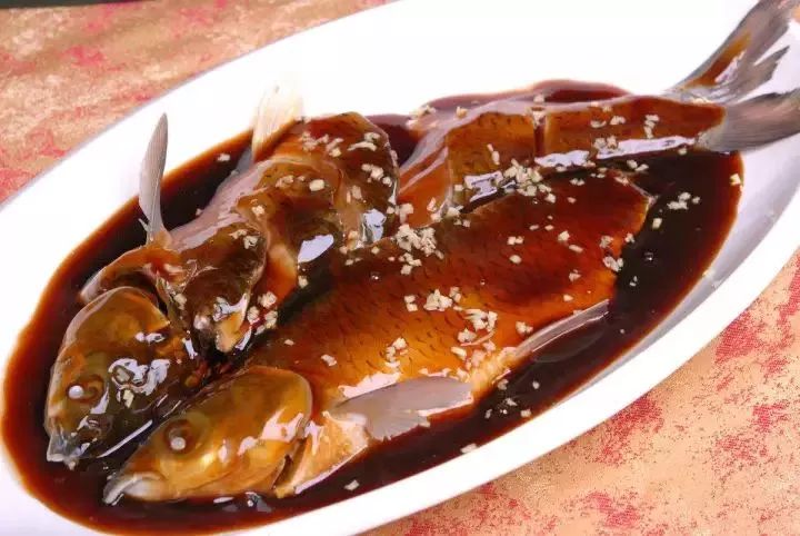 西湖醋鱼叫花鸡干炸响铃东坡肉八宝豆腐杭三鲜在杭州,面馆是随处可见