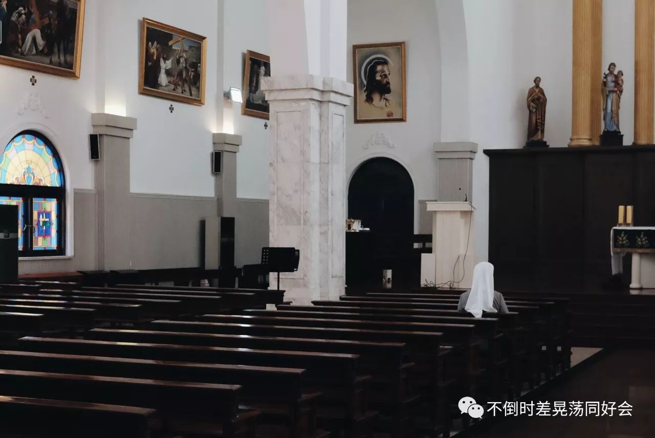 上海  教堂里的孤独修女