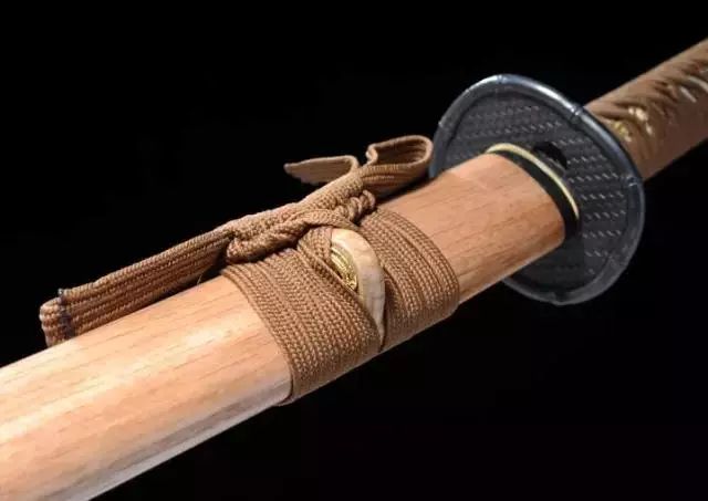不能以貌取之的日本武士刀,木质白鞘下往往有着精良的绝世好刃!