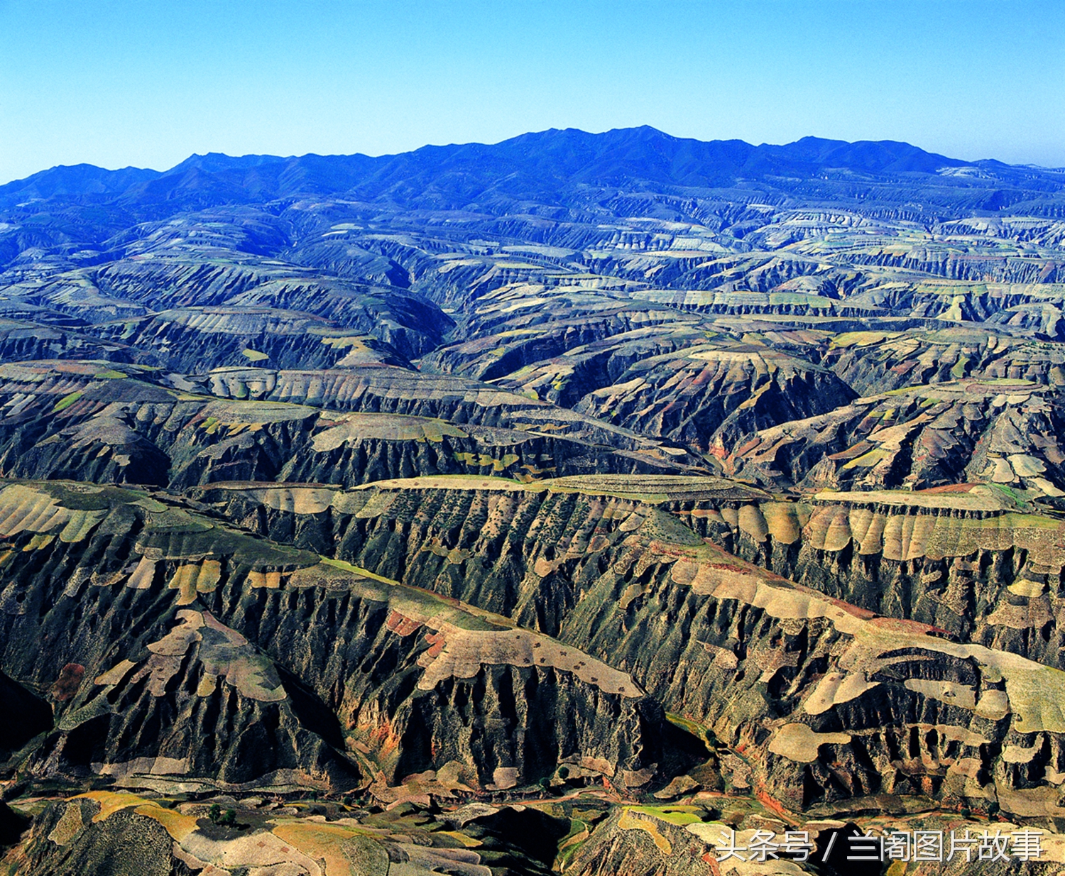 这张同样是拍摄于1984年,位于黄河东岸的山西兴县紫金山.