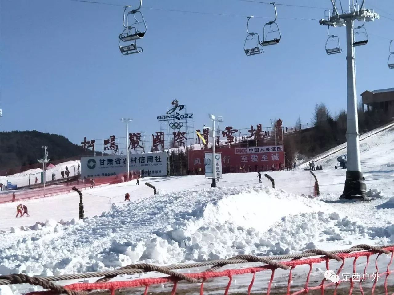 松鸣岩国际滑雪场位于国家aaaa级风景区---甘肃省和政县松鸣岩,是