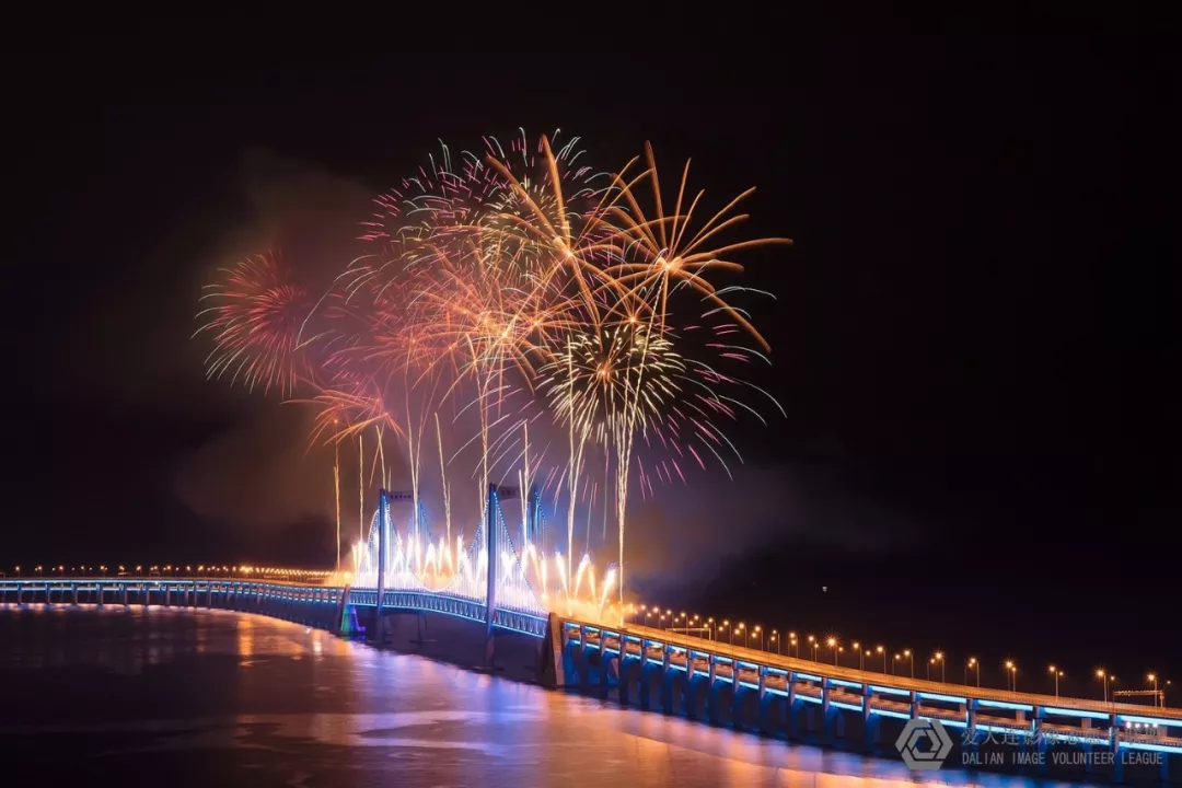 譯娟 拍摄于星海广场爱大连影像志愿者联盟因此次大连海上跨年焰火而