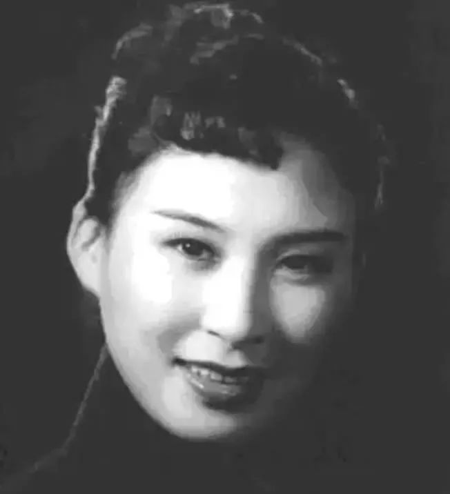 1941年在上海参加职业话剧团,1948年主演费穆执导的电影《小城之春》