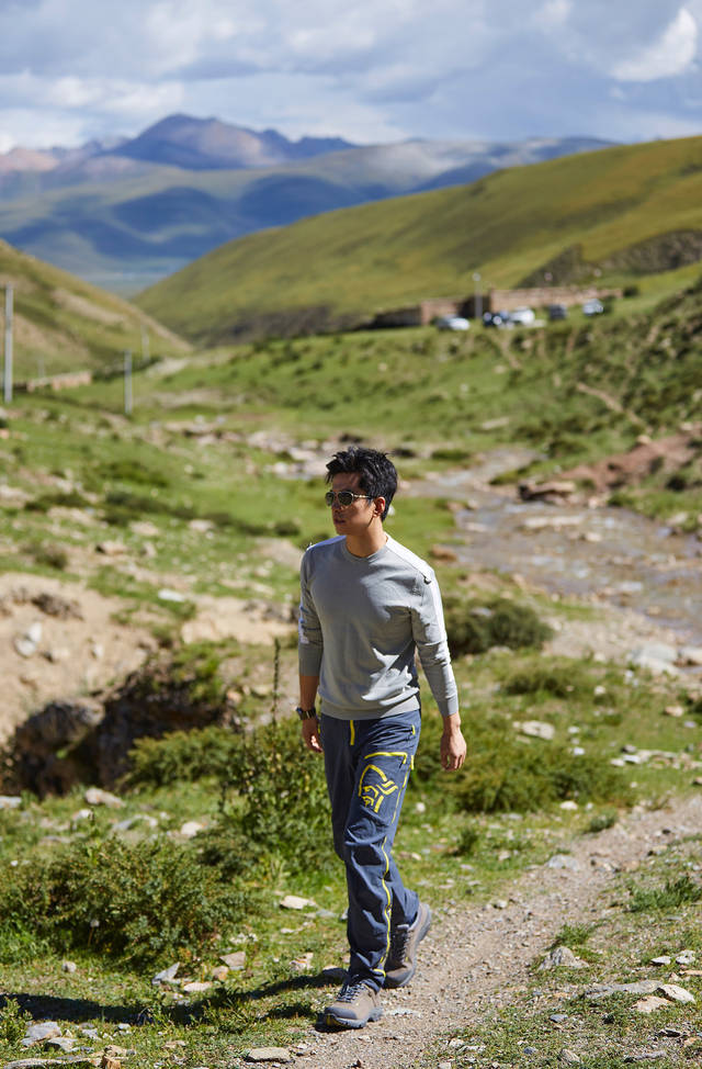 李健行走西藏创作《水流众生》:以山水隐喻人生境遇