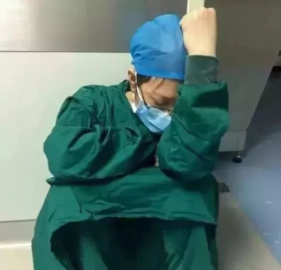 女医生一天连做7台手术,手术间隙坐在地上睡着