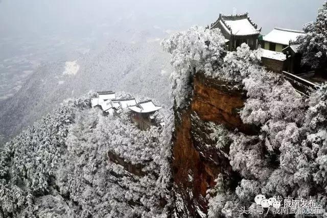 礼县翠峰寺翠峰冬韵,就是一幅幅意境悠悠的淡墨山水画.