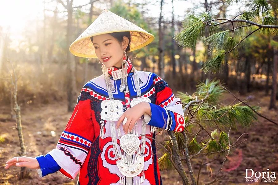 西昌学院大三学生,热爱着自己民族文化与民族服饰的彝族姑娘,她的美貌