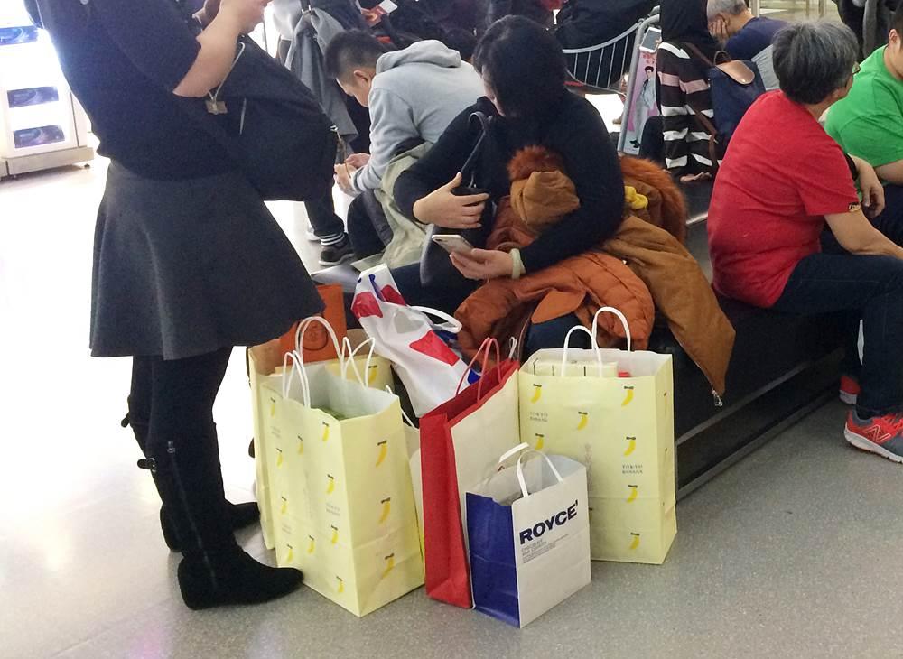 中国游客去日本旅游,回国前在日本机场买买买