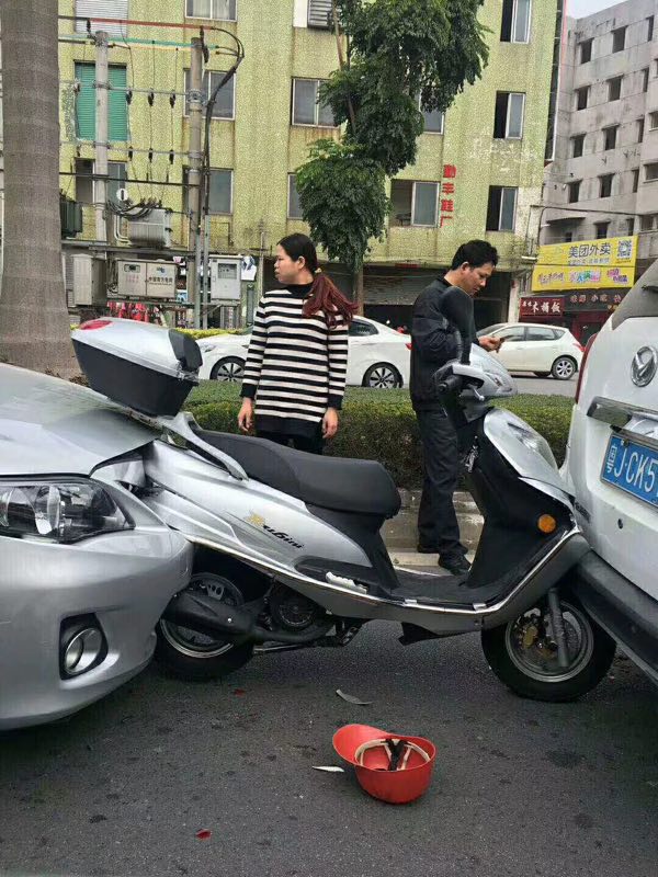 一台小车撞上了一辆停车等灯的摩托车▼