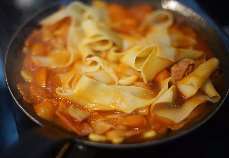 ### Spicy Gochujang Pasta Recipe: A Flavorful Fusion of Korean and Italian Cuisine