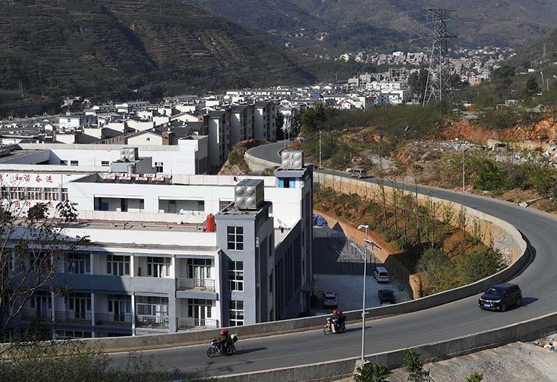 公路从云南省昭通市鲁甸县龙头山镇骡马口社区旁通过(2017年11月28日