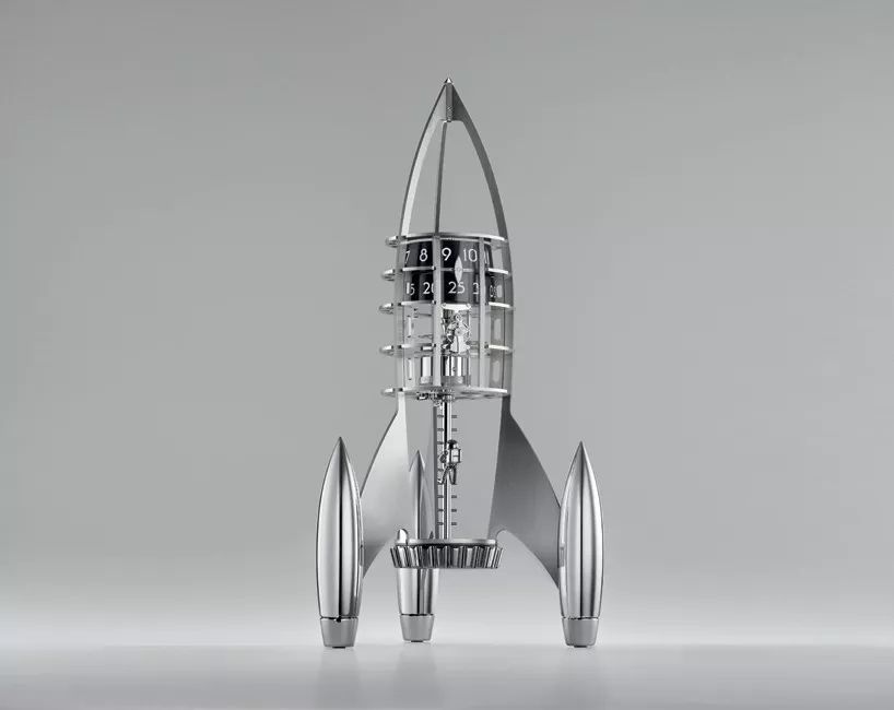 8天机械发条式台钟(即只需一周上一次发条),其原型来自真实的宇宙火箭