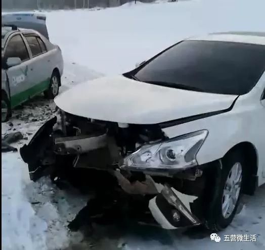 近日发生车祸的现场图雪天出行注意安全事项