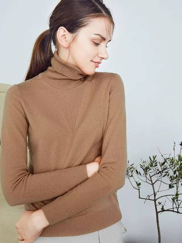 款式简约百搭羊绒衫的版型设计,出自著名日本设计师小筱顺子