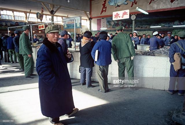 1979年中国历史老照片:图为农贸市场里卖水产和鸡鸭的摊子.